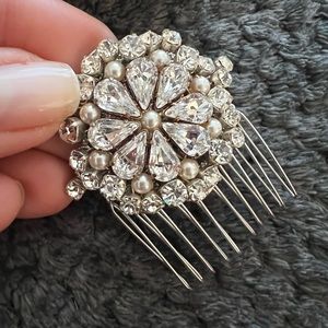 Rhinestone hair pin with a vintage feel